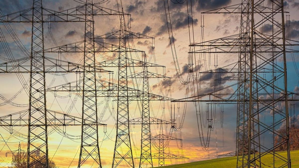 Archivo - Torres eléctricas.