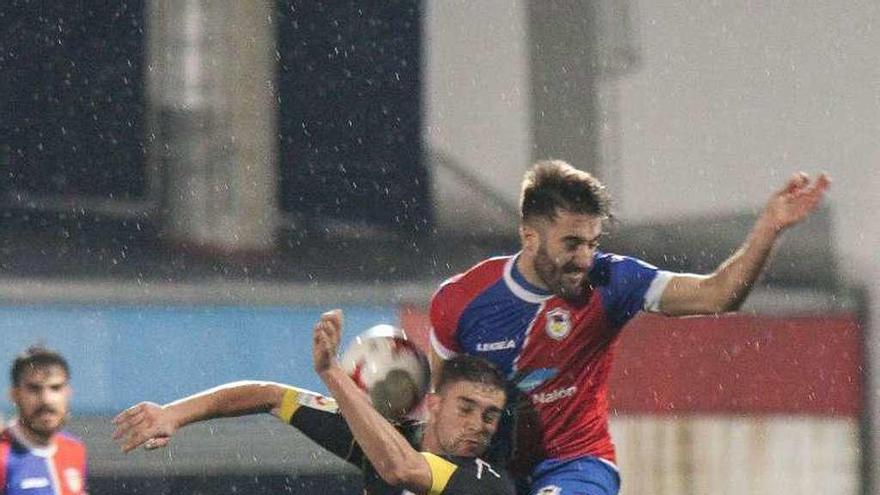 Castiello salta y lucha por un balón con un rival del Atlético de Lugones durante el partido de ayer.