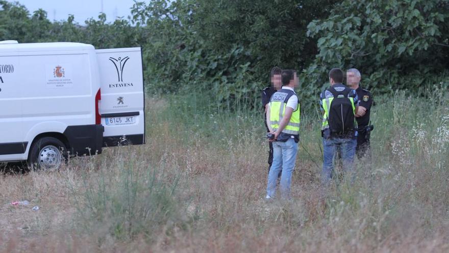 Un viandante localizó el cadáver junto a la vía verde.