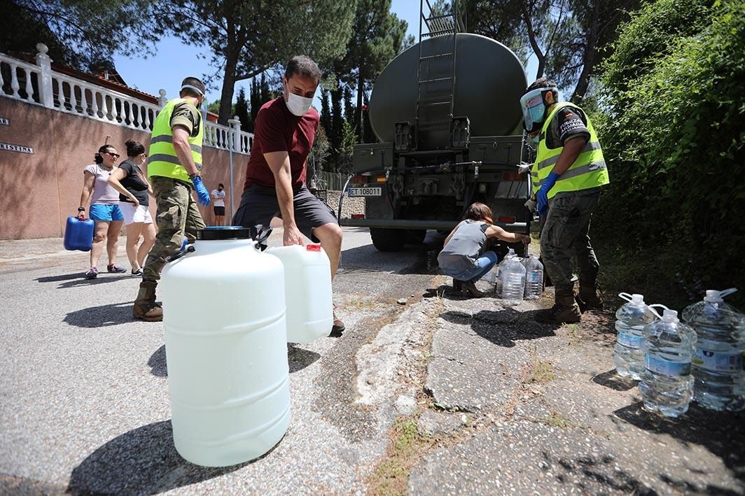 El Ejército y Emacsa reparten agua potable en la urbanización de Las Jaras