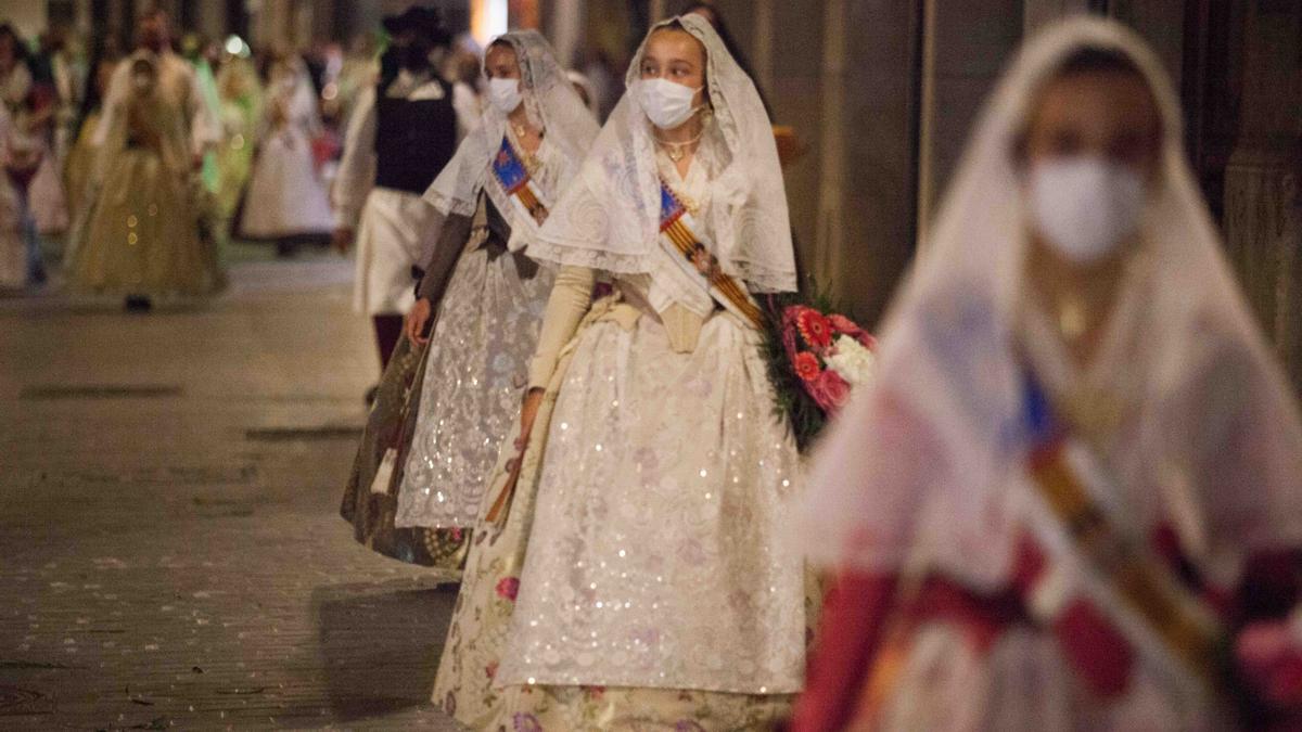 Llegada de la Fallera Mayor Infantil 2021 a la plaza de la Virgen en la Ofrenda