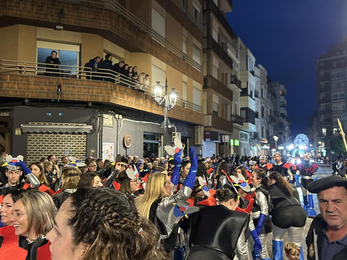 Una de las comisiones participantes en la Cavalcada del Ninot de Carcaixent.