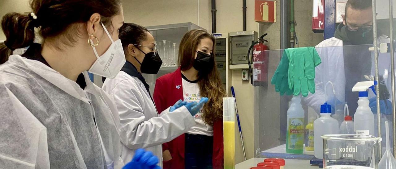 En el centro, Olaia Morán, junto al alumnado de prácticas de Ciencias Experimentales.