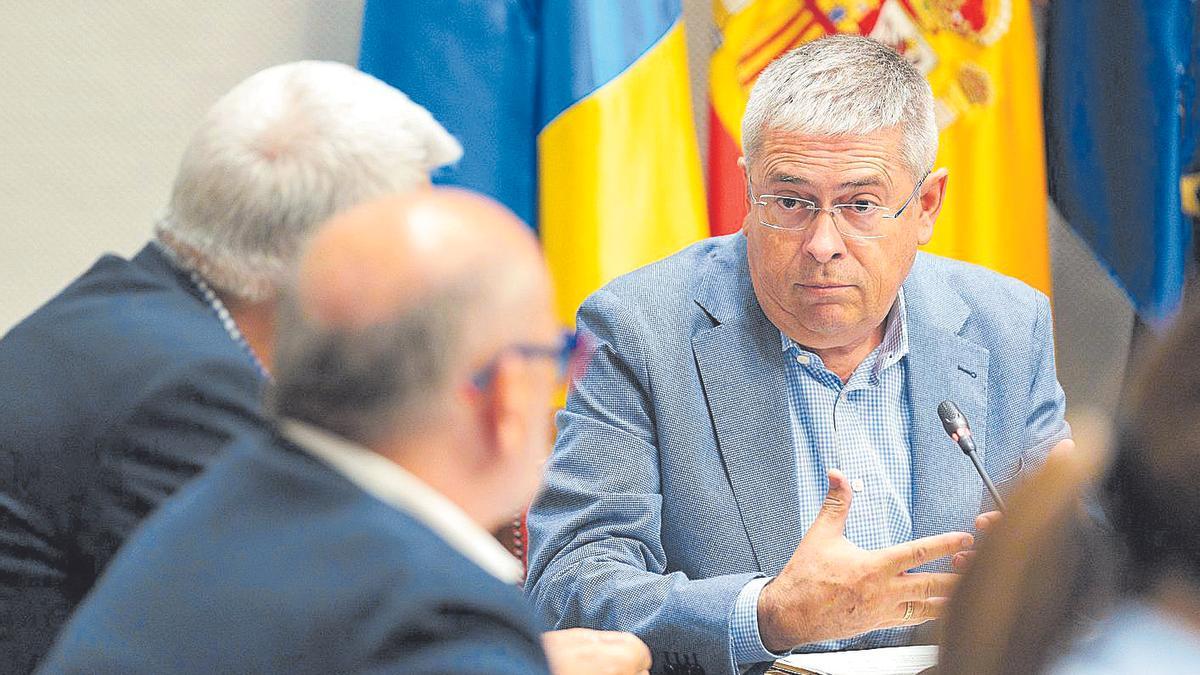 El alcalde de San Bartolomé de Tirajana, Marco Aurelio Pérez, ayer en la Comisión de Cabildos del Parlamento.