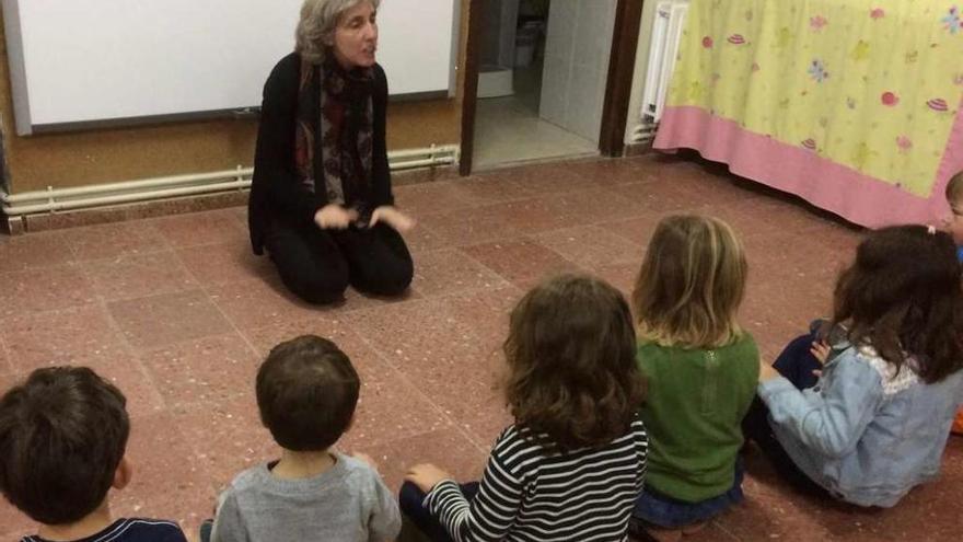 Conchi Torres, con varios de sus alumnos, en la escuela de Coirós de Arriba.