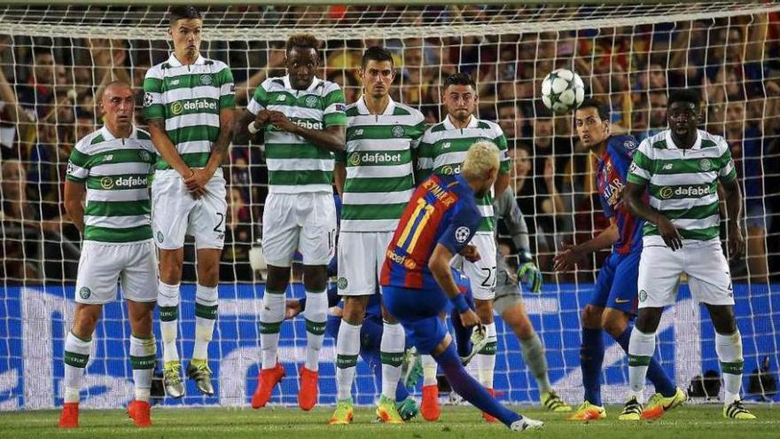 Neymar tira la falta para anotar su gol ante el Celtic, ayer en el Camp Nou.