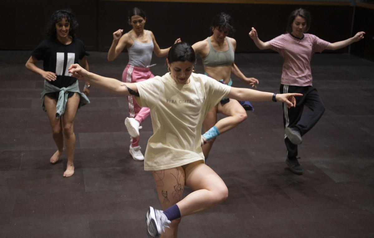 La compañía de danza Mucha Muchacha y Los Voluble, durante su obra Para cuatro jinetes