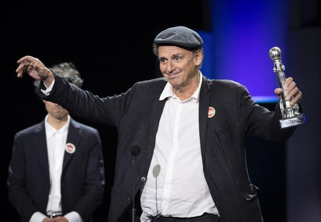 SAN SEBASTIÁN, 27/09/2025.- El director José Luis Guerín ha recibido un Premio Especial del Jurado por Historias del buen valle, este sábado en la gala de clausura del 73 Festival Internacional de Cine de San Sebastián. EFE/ Javier Etxezarreta