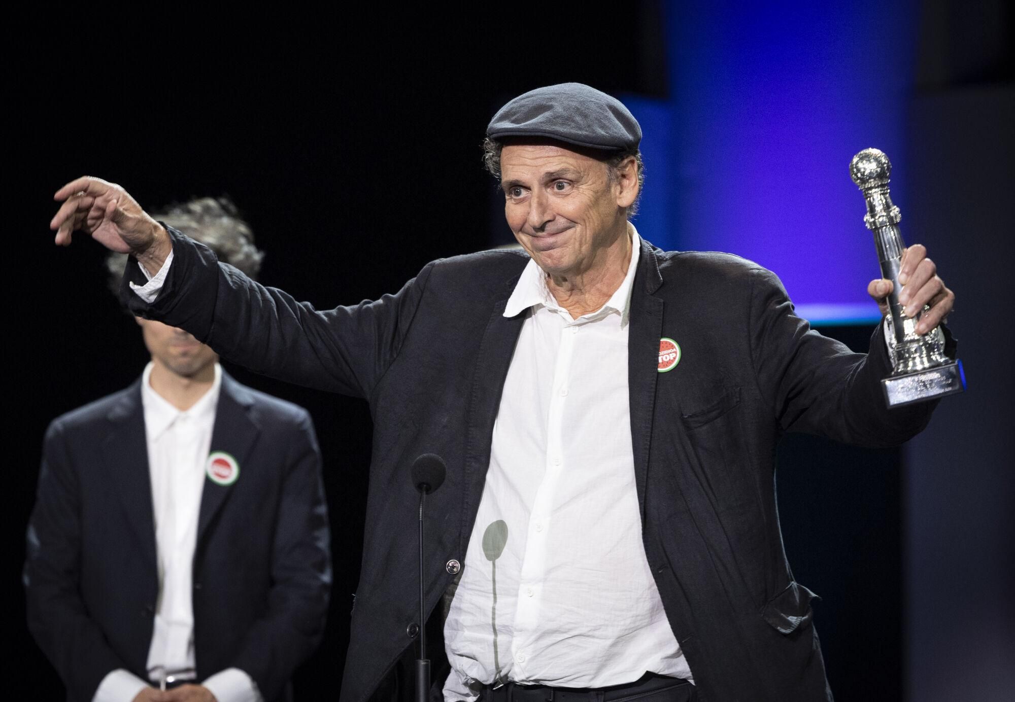 SAN SEBASTIÁN, 27/09/2025.- El director José Luis Guerín ha recibido un Premio Especial del Jurado por 'Historias del buen valle', este sábado en la gala de clausura del 73 Festival Internacional de Cine de San Sebastián. EFE/ Javier Etxezarreta