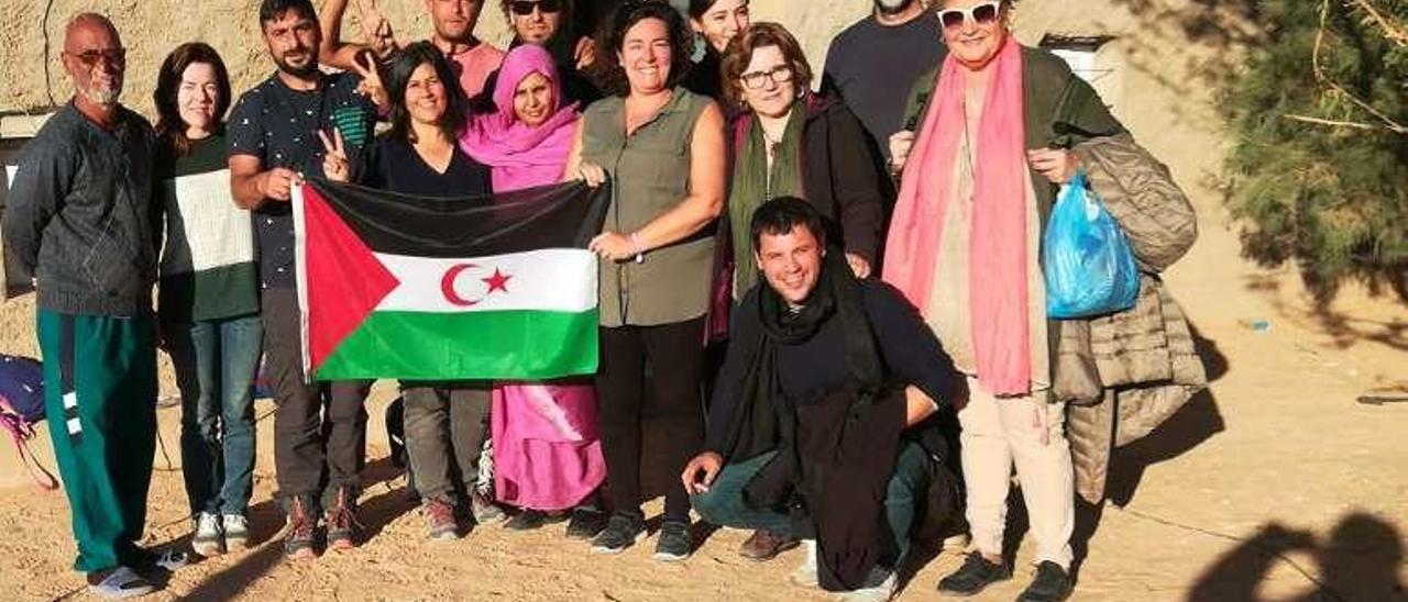 Parte de la delegación gallega con la familia de acogida.