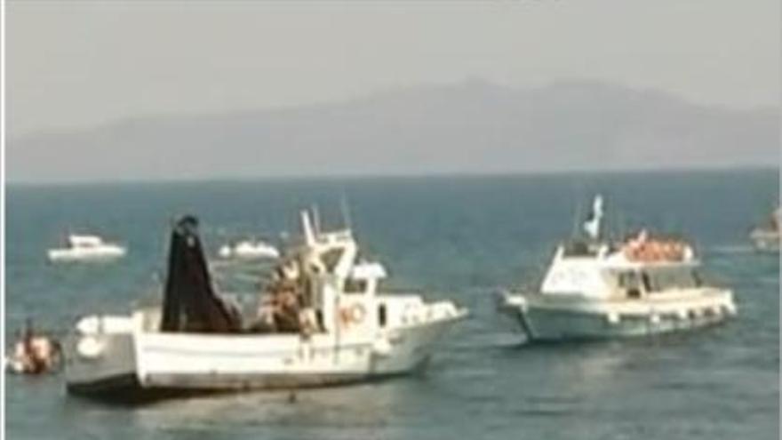 Un dels moments del rescat l&#039;any passat, amb la barca de pesca, a l&#039;esquerra de la imatge.