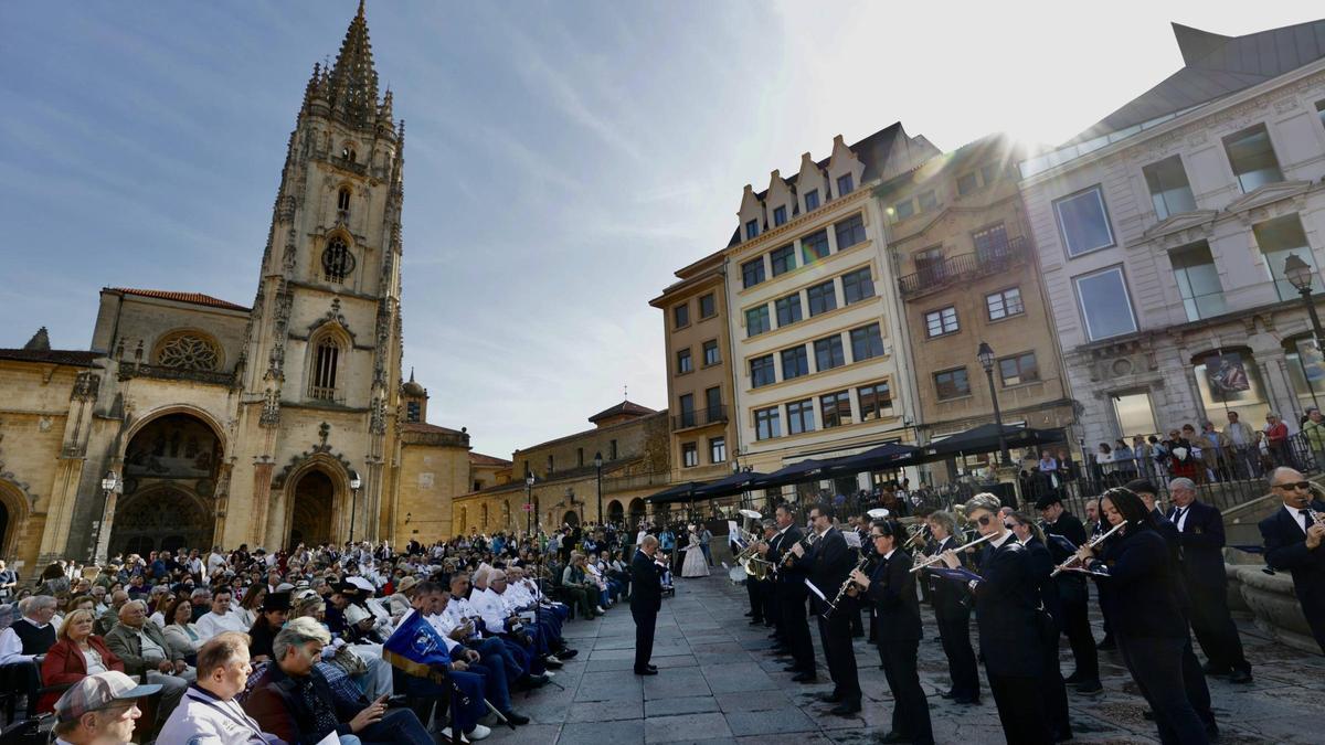 VÍDEO: La ofrenda por los héroes de 1876 de la cofradía del Desarme de Oviedo