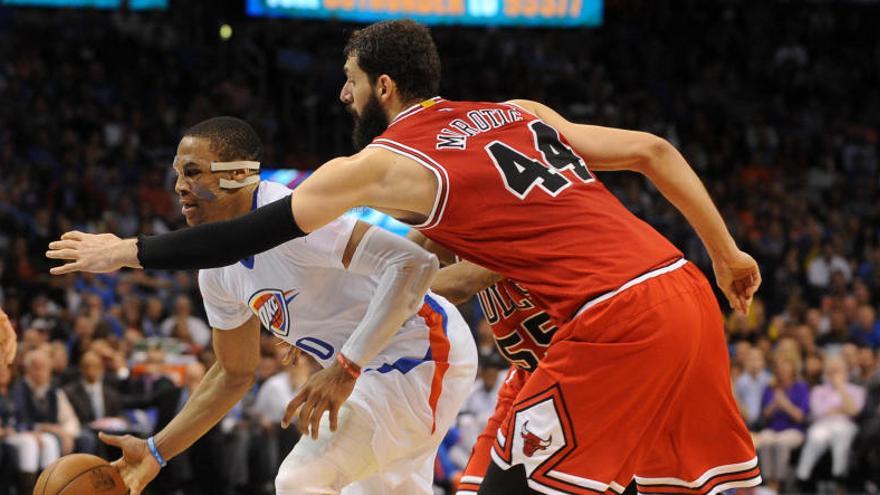 Mirotic defiende a Westbrook en una acción del partido.