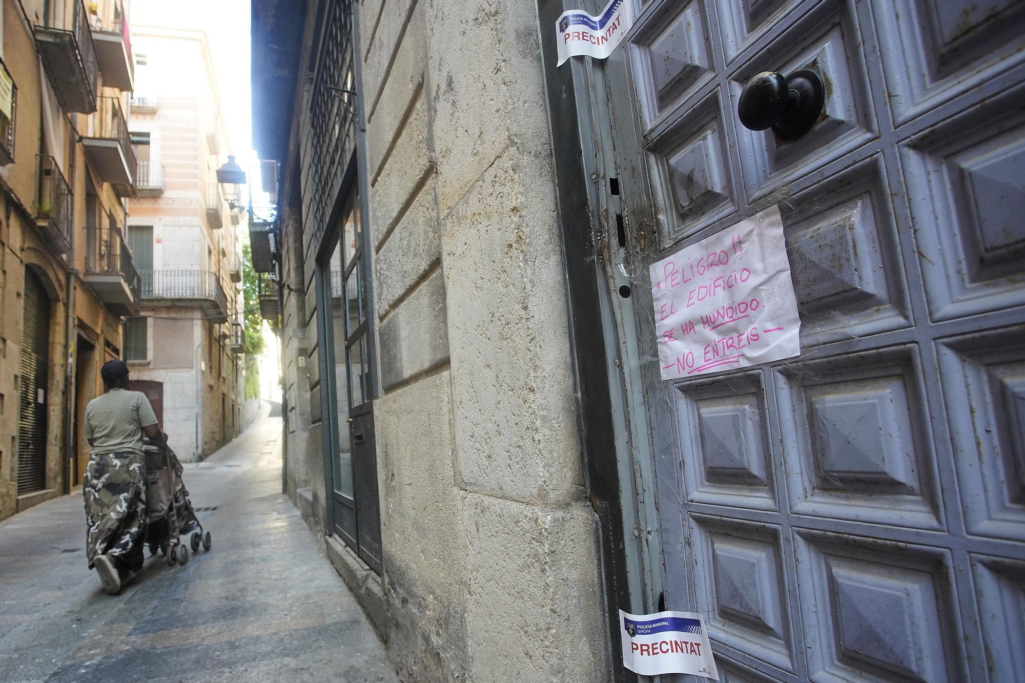 Les imatges de l'esfondrament de part d'un edifici del Barri Vell de Girona
