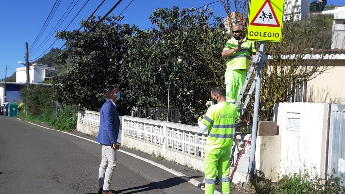 Instalación de una de las nuevas señales en Las Canteras.