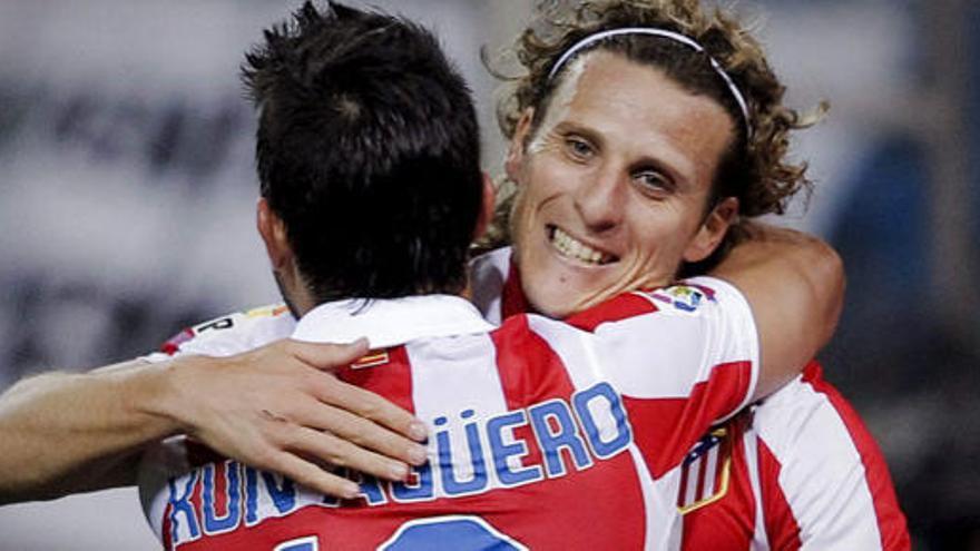 Agüero y Forlán celebran un gol.