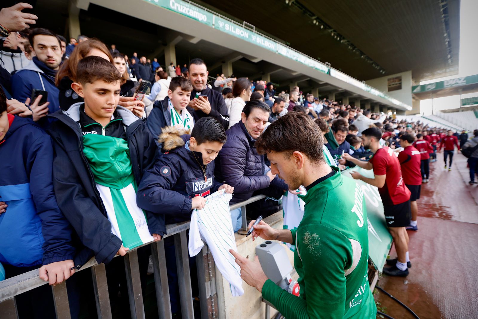 El Córdoba entrena ante su afición en El Arcángel