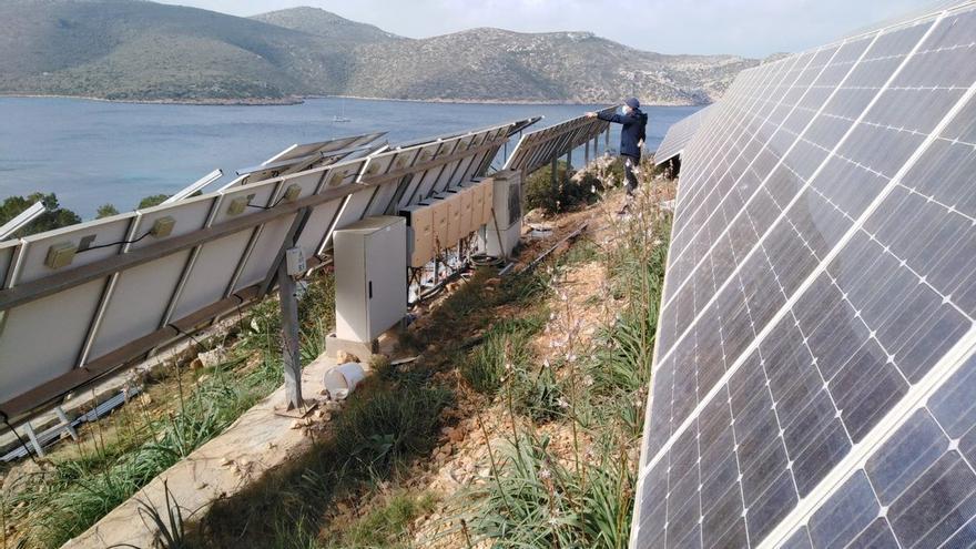 Cort renueva las placas solares de Cabrera