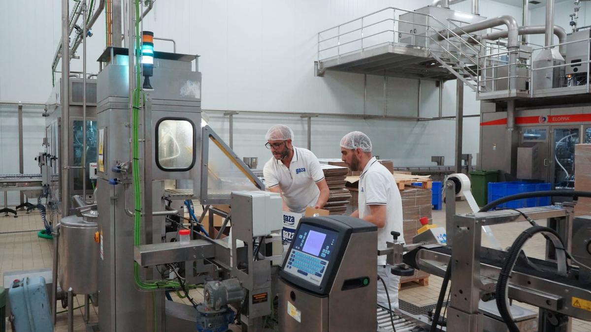 Dos trabajadores de Leche Gaza en la fábrica de Coreses.