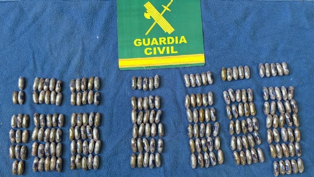 Las bellotas de hachís intervenidas a los detenidos en Alicante.