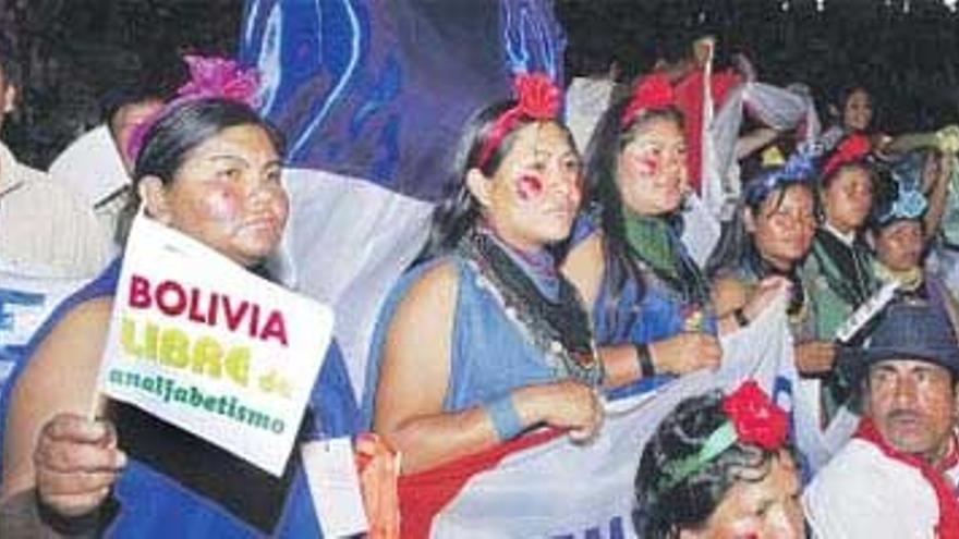 Morales consigue que todos los bolivianos sepan leer y escribir