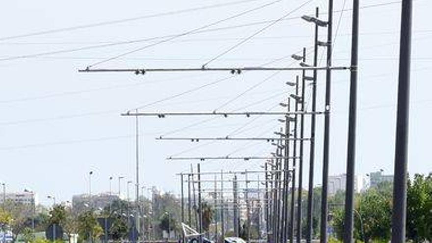 La catenaria ya recorre la avenida del Mar a un mes para el TRAM