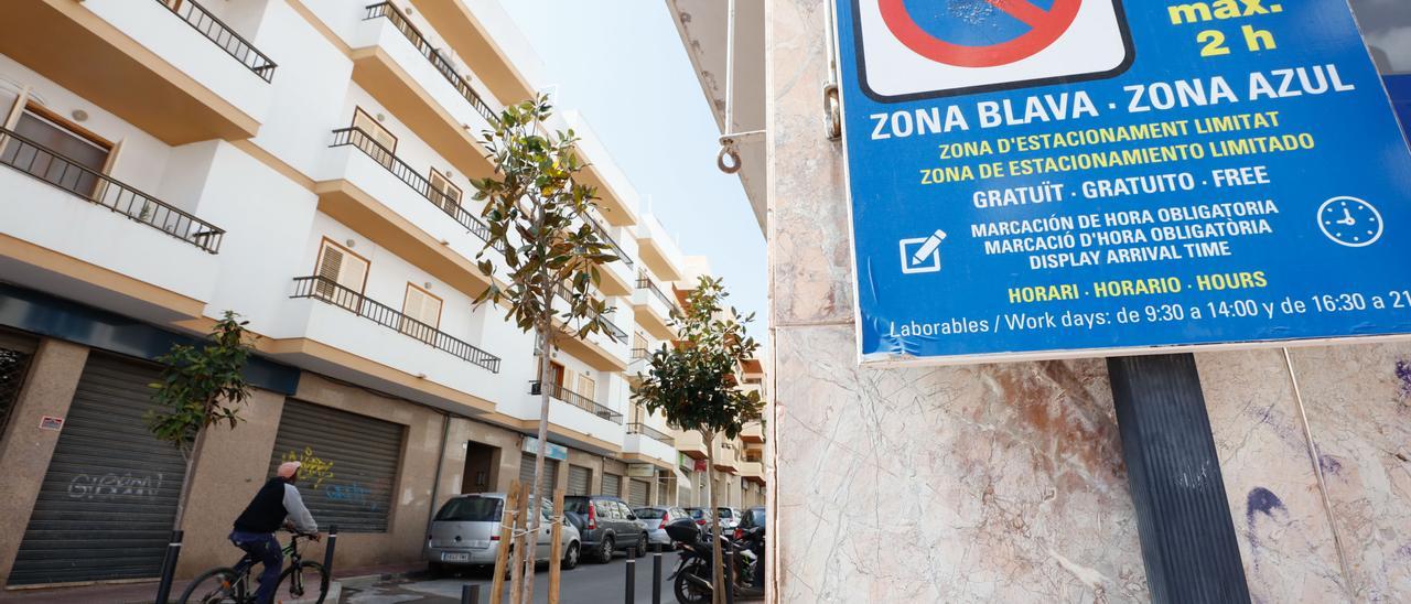 Una señal informativa de la zona azul en Sant Antoni.