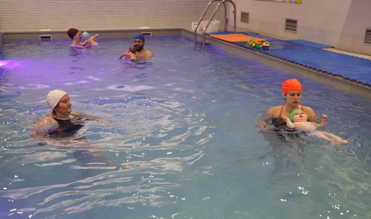 Dentro de la piscina, los bebés ganan gran libertad de movimiento.