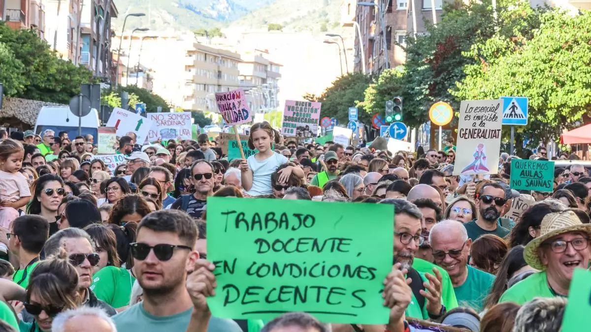 Elda y Petrer claman en la calle por la educación pública: "Hemos dicho basta"