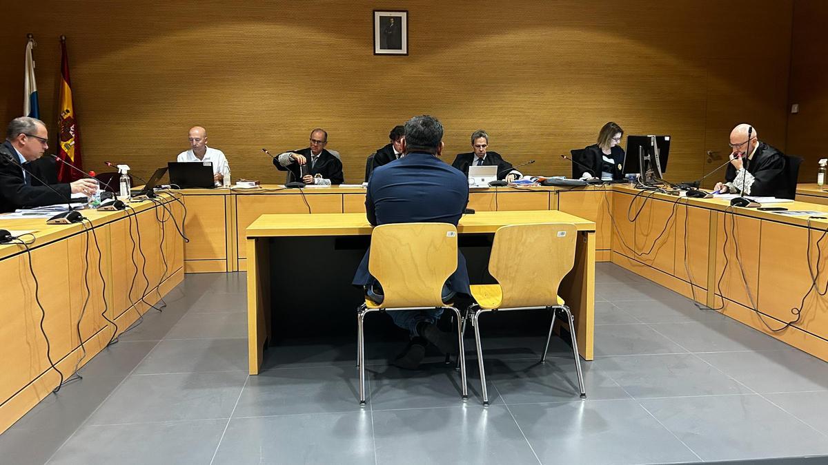 José Antonio S. P., de espaldas, en el juicio celebrado este miércoles ante la Audiencia de Las Palmas.