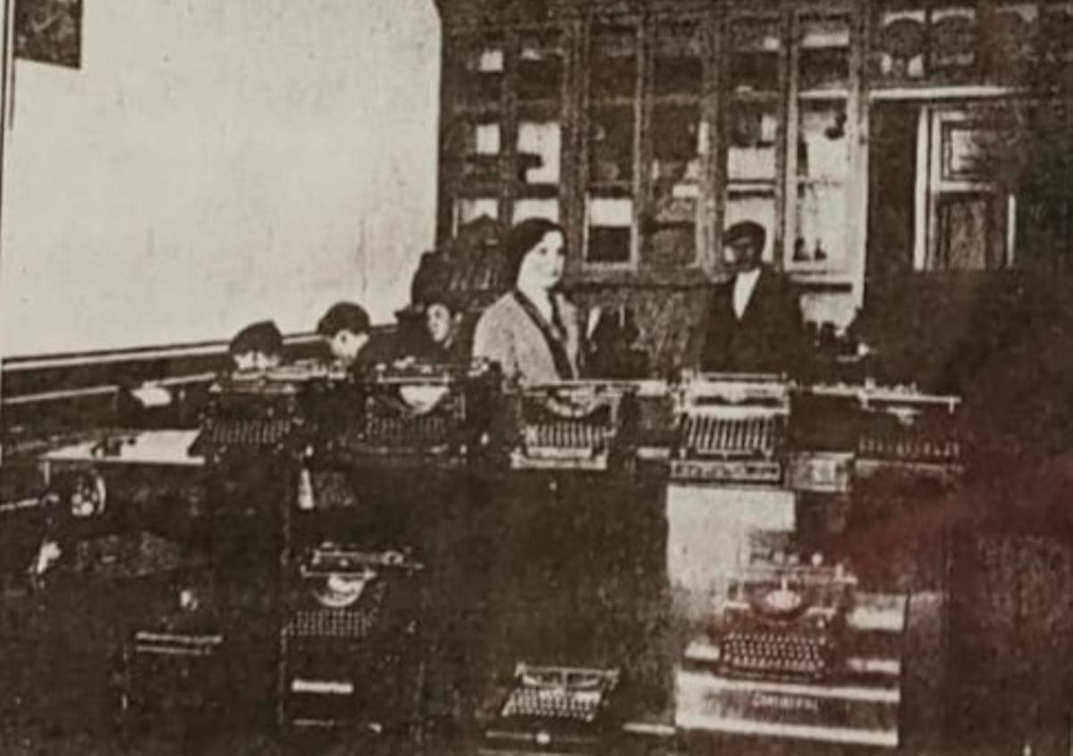 Aurora Arufe, en la tienda original en los años 20