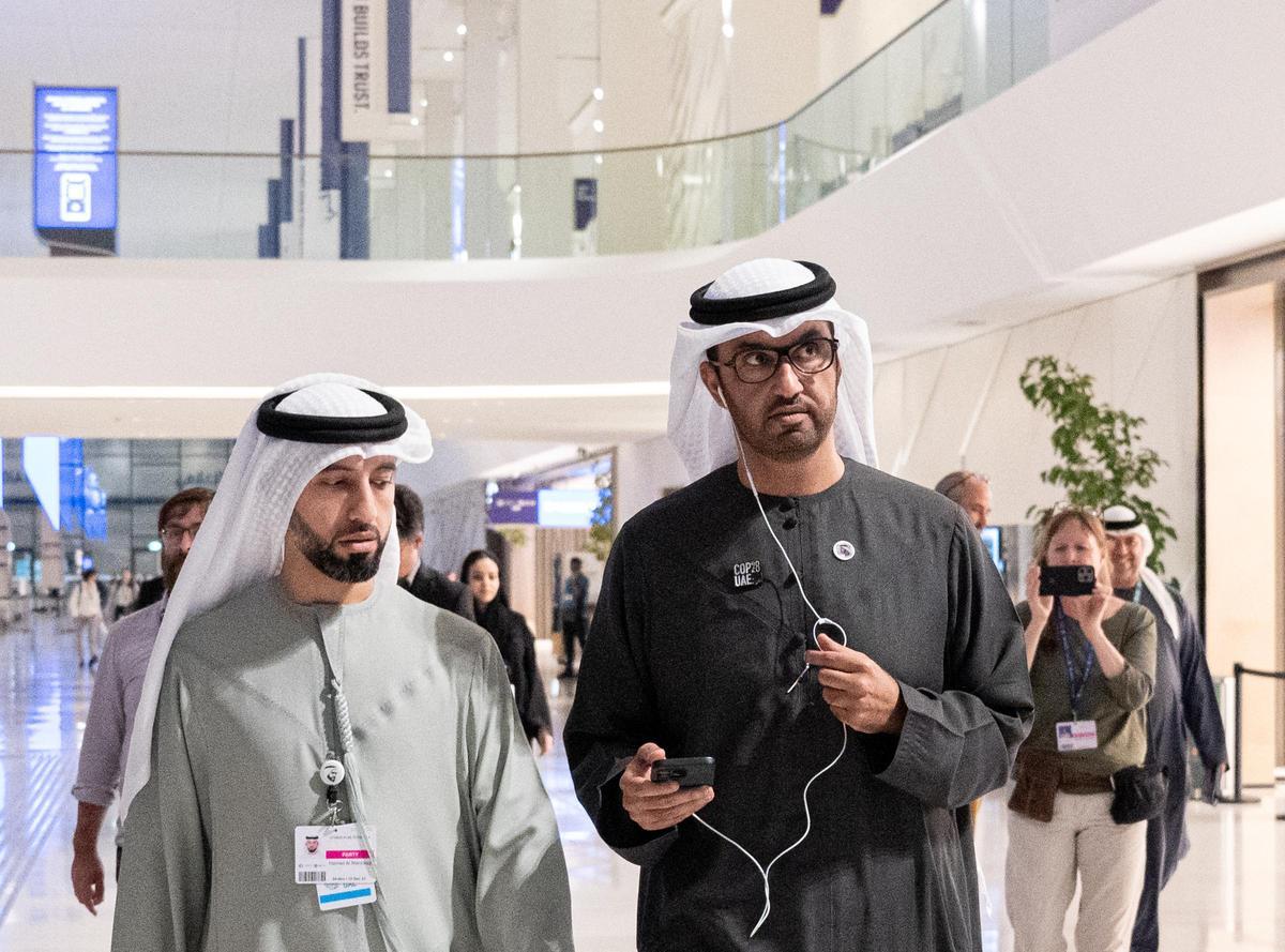 El presidente de la cumbre del clima de Dubái, Sultan Al Jaber, al salir de un plenario junto a sus asesores.