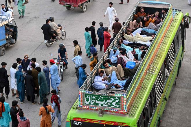 Mueren 17 personas al chocar una furgoneta contra un autobús averiado en Pakistán