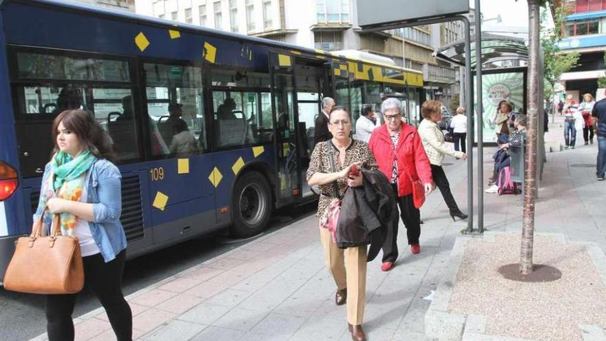 Parada del bus urbano en el parque San Lázaro. // Iñaki Osorio