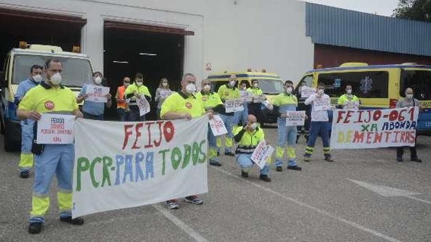 Protesta de los trabajadores de ambulancias en Pontevedra. // R.V.