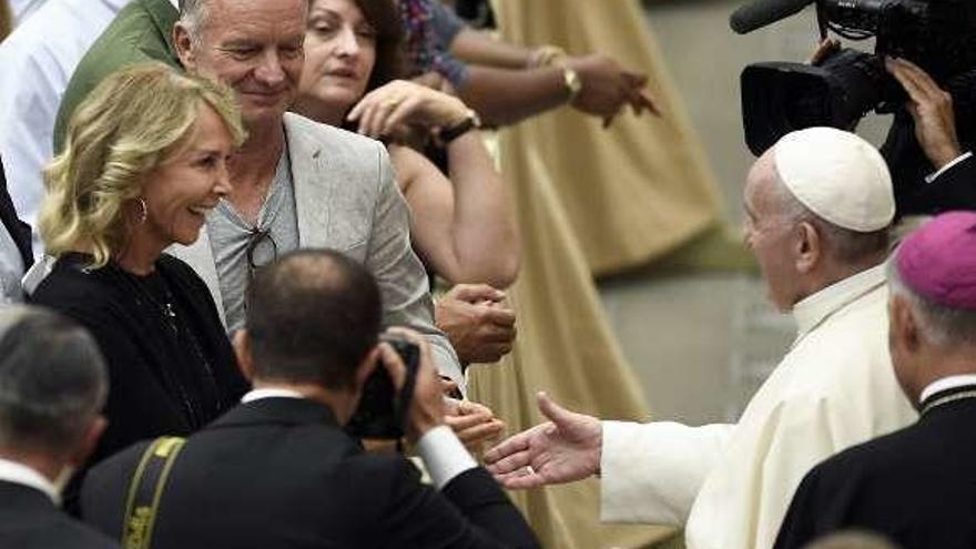 El Papa saluda al cantante Sting y a su mujer.