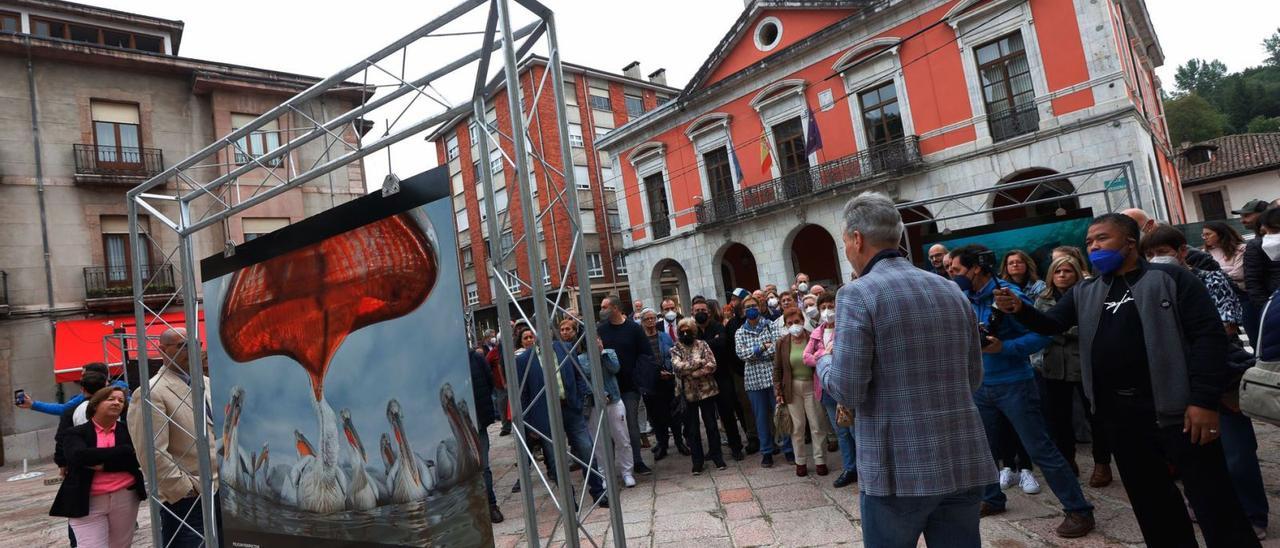 Público congregado ayer en la plaza del Ayuntamiento, en Infiesto (Piloña), durante el acto de inauguración de la muestra. | Miki López