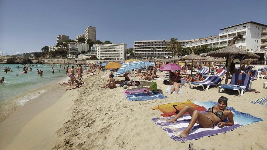 Cala Major, una zona muy comercial habitualmente llena hasta la bandera de turistas.