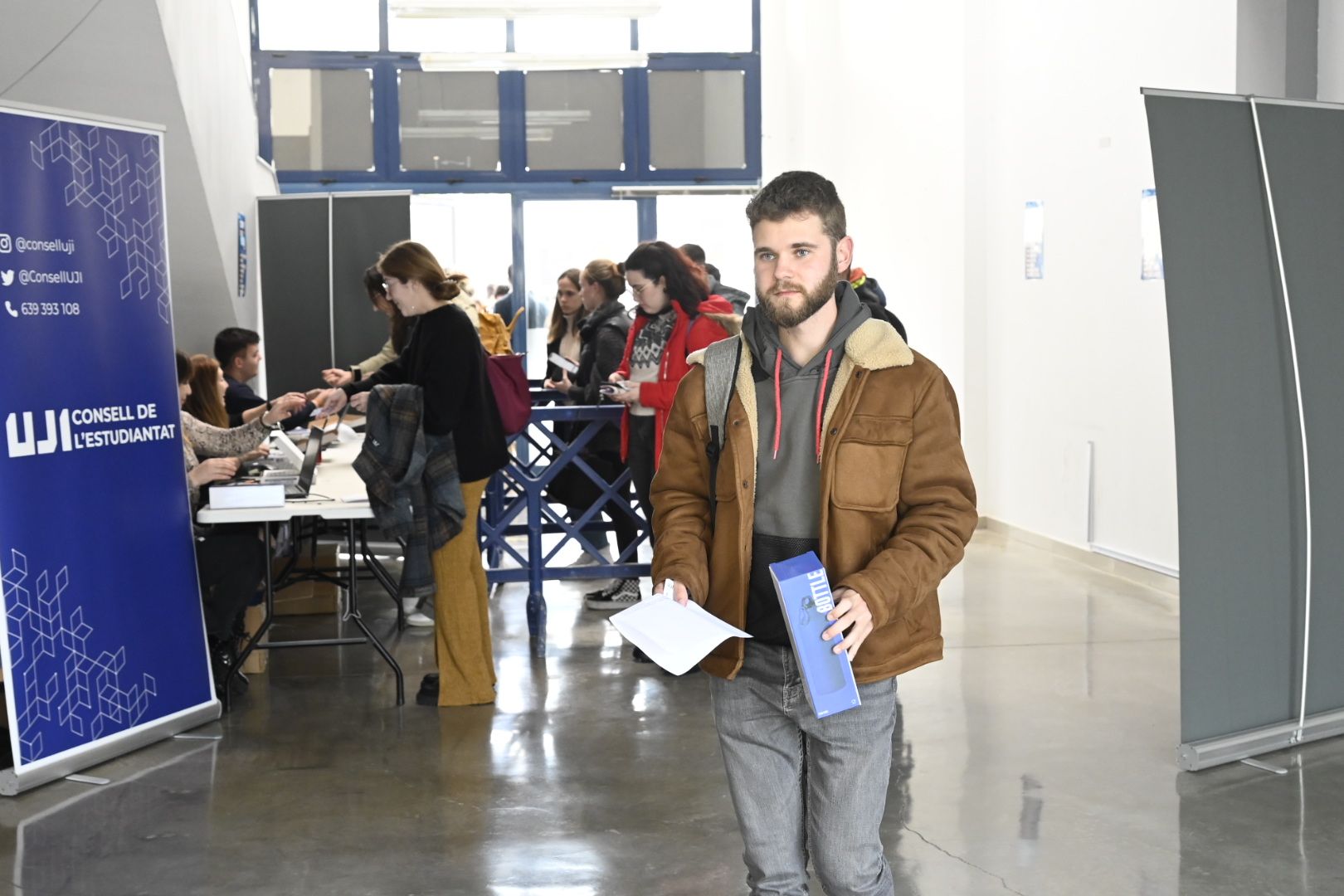 Búscate en la galería del reparto de pulseras para las Paellas de la UJI