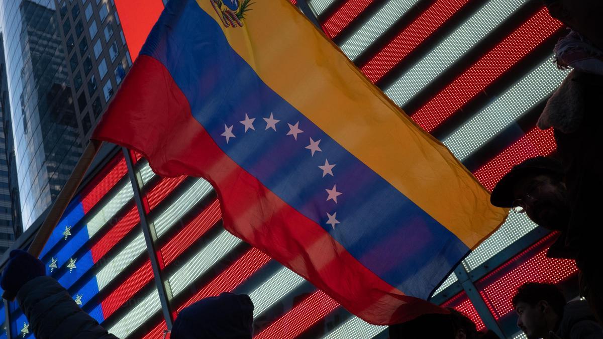 Un hombre ondeando una bandera de Venezuela en plena protesta en Nueva York
