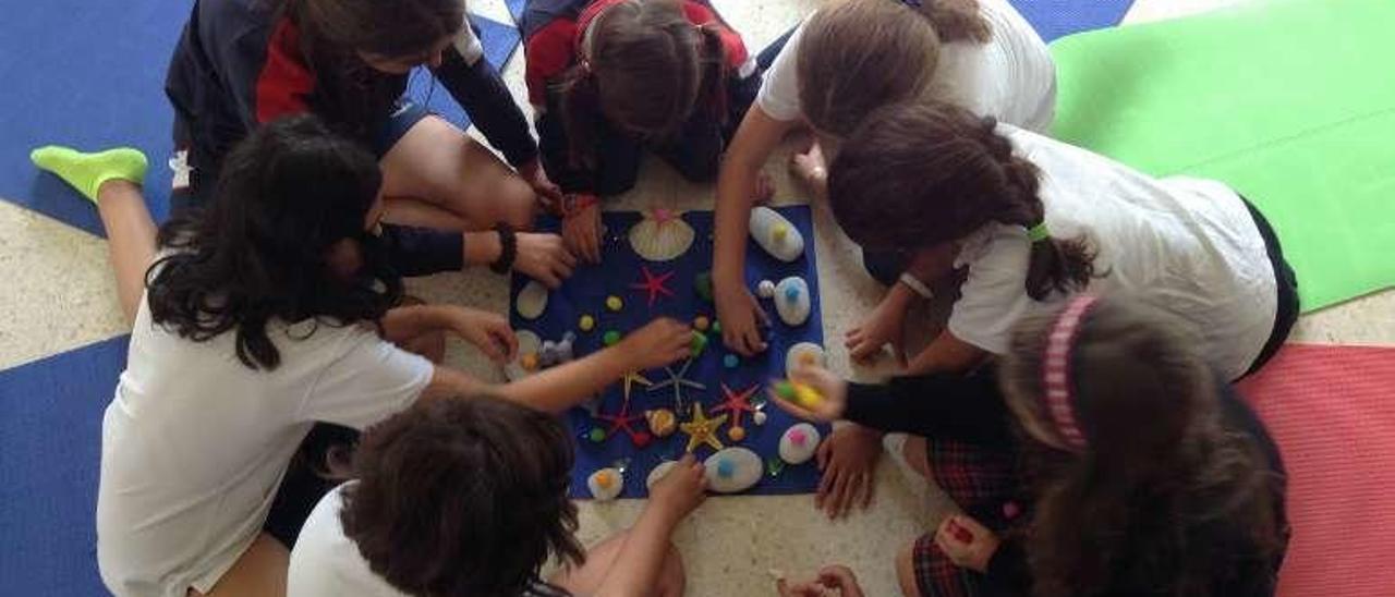 Alumnos de yoga en el Colegio Apóstol Santiago de Vigo.