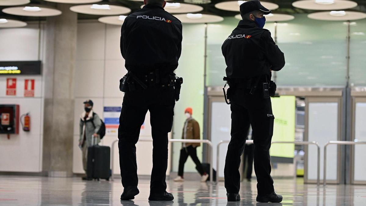 Dos agentes de la Policía Nacional en el aeropuerto de Barajas.