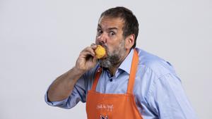 El cocinero David de Jorge mordiendo (cómo no) un paraguayo