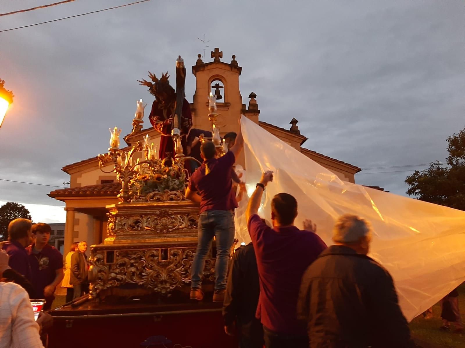 Cientos de personas acompañan al Ecce Homo de Noreña en la procesión de bajada a la iglesia