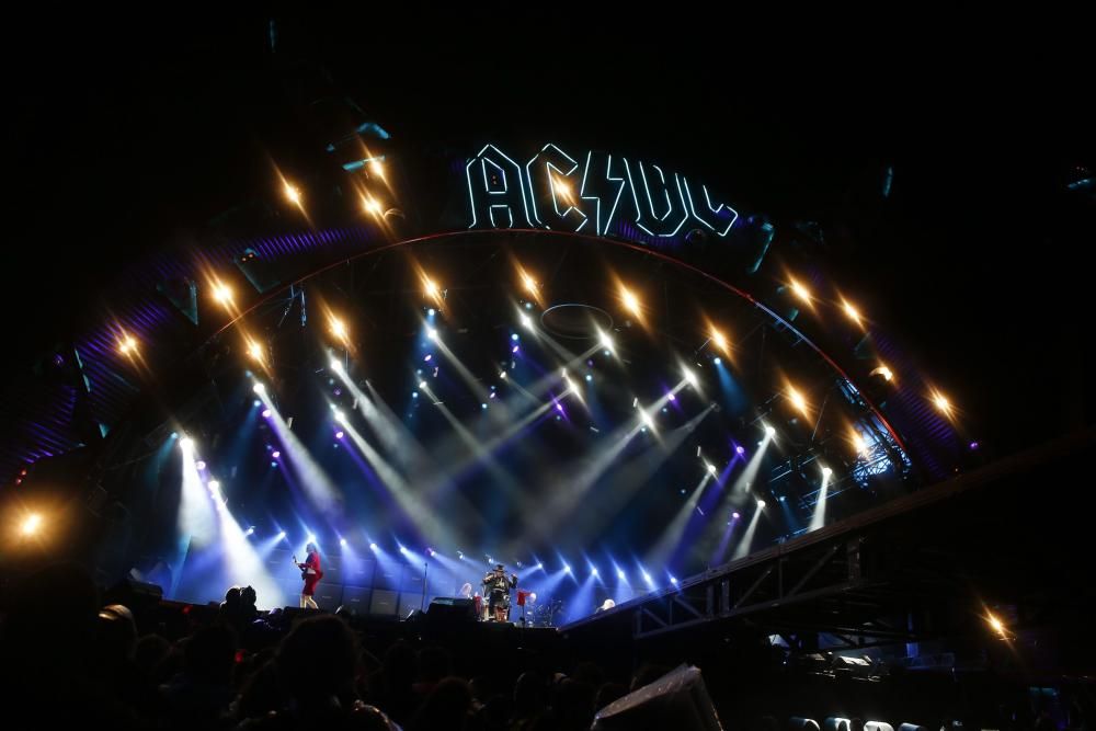 Axl Rose se estrena como vocalista de AC/DC en Lisboa.