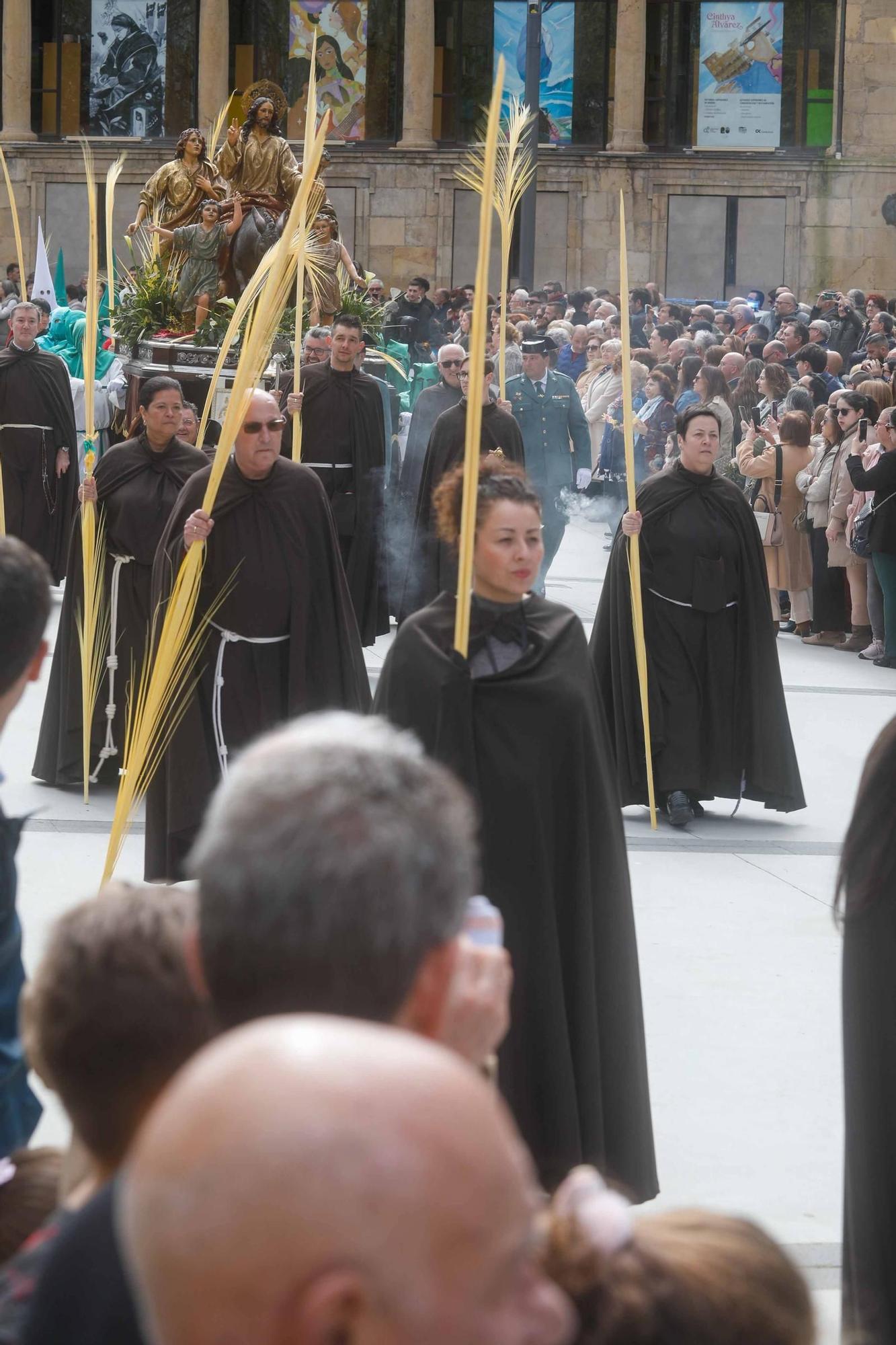 Multitudinaria bendición de ramos y procesión de La Borriquilla en Avilés