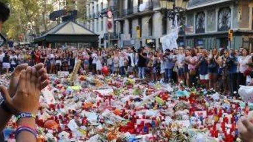 Flors i espelmes a la Rambla els dies posteriors a l&#039;atemptat