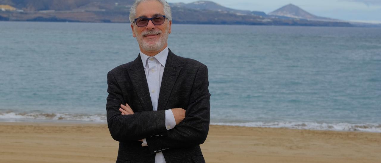 José Regidor en la playa de Las Canteras en la capital grancanaria.