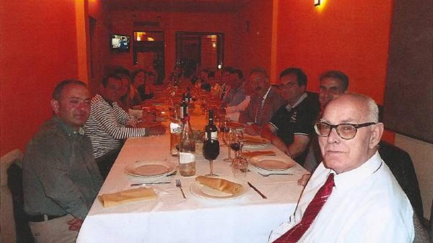 Miembros de la asociación San Crispín en la cena de fin de ciclo en El Maral de Santa María de la Vega.