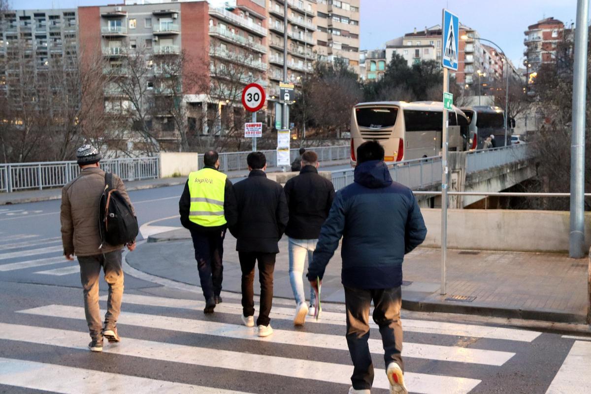 Usuaris de l'R4 a Manresa van a buscar el bus després de veure que no surt cap tren